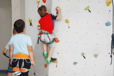 Yüksek bir duvara tırmanma çocuk