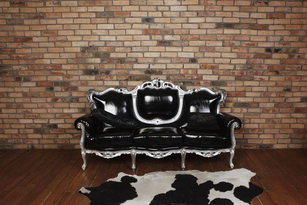 Черный диван на чердаке — стоковое фото