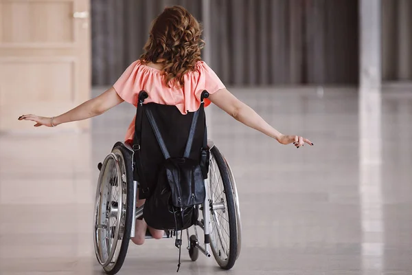Mujer discapacitada feliz en una silla de ruedas Imagen de stock