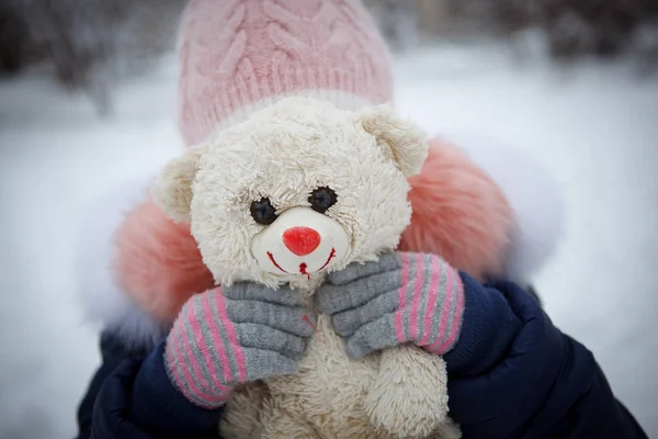 Retrato de inverno de uma menina — Fotografia de Stock