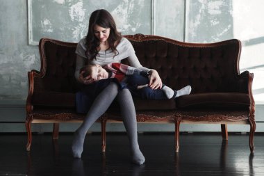 Anne ve oğlu eski bir kanepe