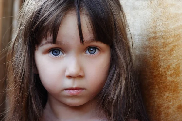 Close-up van een schattige kleine jonge kind met blauwe ogen wissen — Stockfoto