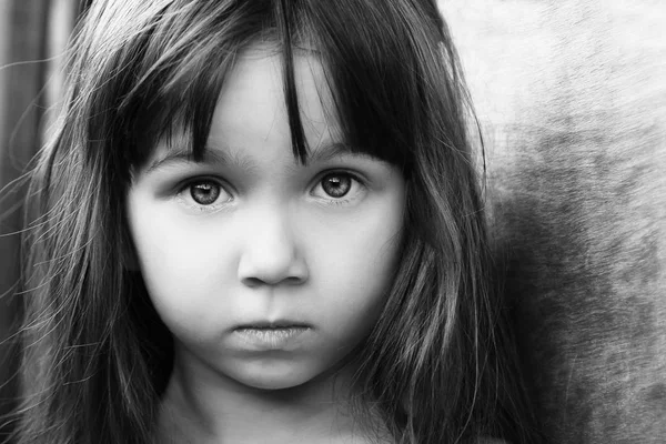 Zwart-wit close-up portret van een schattige kleine jonge kind — Stockfoto