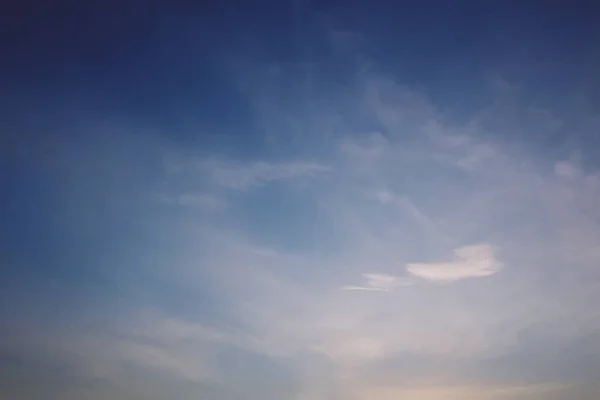 Прекрасний захід сонця і блакитне небо — стокове фото