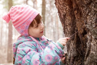 ağacın yanında küçük bir kız