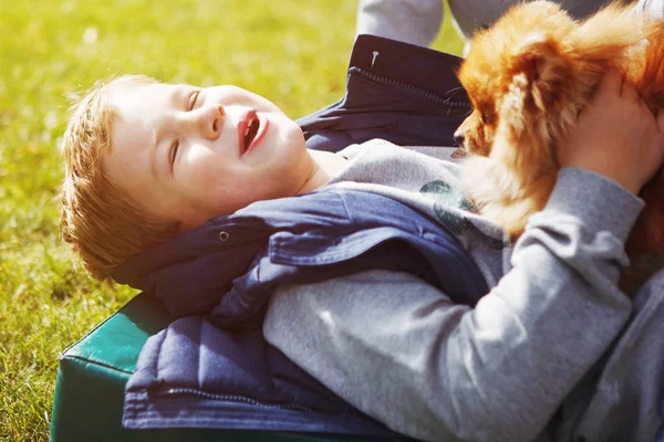 공원에서 강아지와 함께 재생 하는 재미 있는 작은 소년 — 스톡 사진