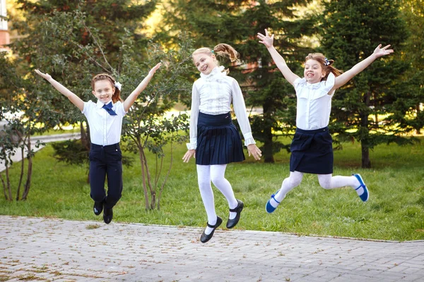 Meisjes springen in het najaar van Park — Stockfoto