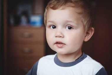 Kameraya bakarak Litlle çocuk