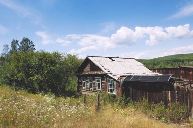 Ormandaki eski ahşap köy evi