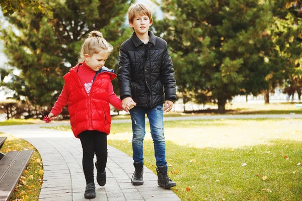 Κοριτσάκι με το μεγαλύτερο αδερφό της βόλτα στο πάρκο. — Φωτογραφία Αρχείου
