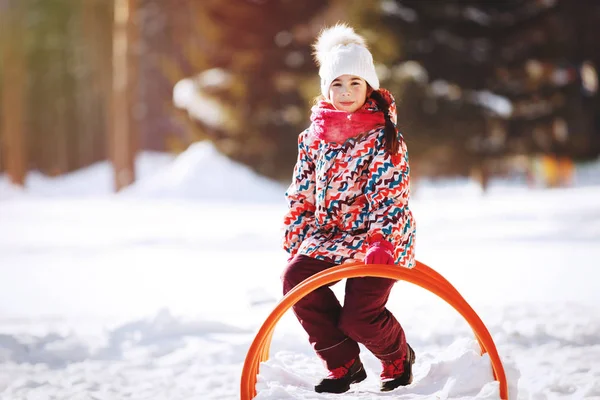 Ładna dziewczynka grać w winter park. — Zdjęcie stockowe