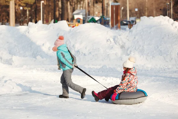 Happy little Girls deslizando tubería de nieve — Foto de Stock