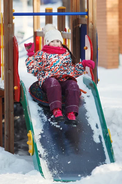 Zadowolony, trochę slidding i dziewczyny tor śniegowy — Zdjęcie stockowe