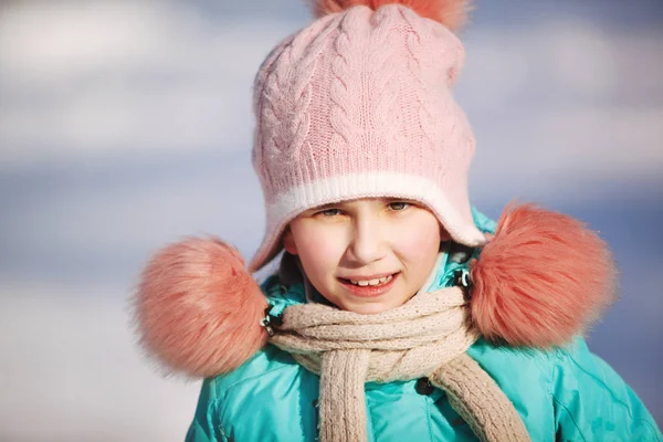 Téli nap aranyos kislány portréja — Stock Fotó