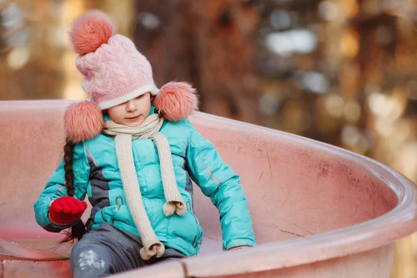 Happy cute dziewczynka slajdy w zimie — Zdjęcie stockowe
