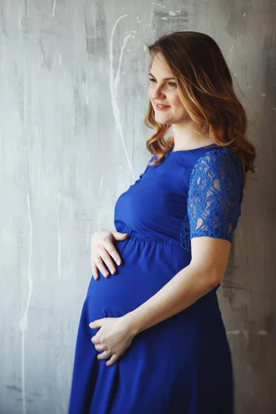 Lykkelig, gravid kvinne i studio . – stockfoto