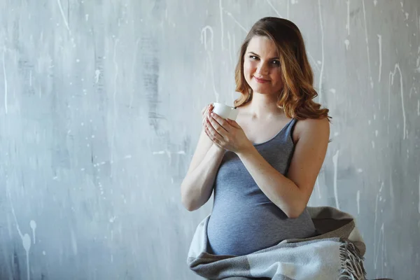 Gelukkig zwangere vrouw in studio. — Stockfoto