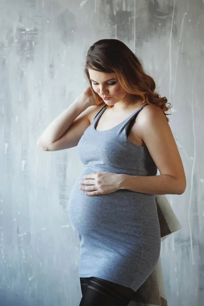 Mujer embarazada feliz en el estudio . —  Fotos de Stock