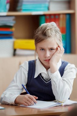 Bir ders ilköğretim okulu öğrencileri okulda not defterlerinde yazma