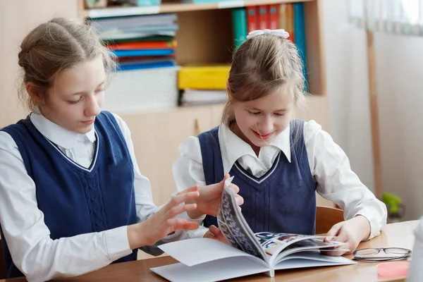 Tineri elevi în sala de clasă la școală uite carte — Fotografie, imagine de stoc