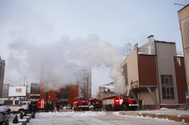 Yanan alışveriş merkezi. Duman ve imha.