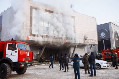 Yanan alışveriş merkezi. Duman ve imha.