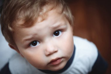 Kameraya bakarak Litlle çocuk