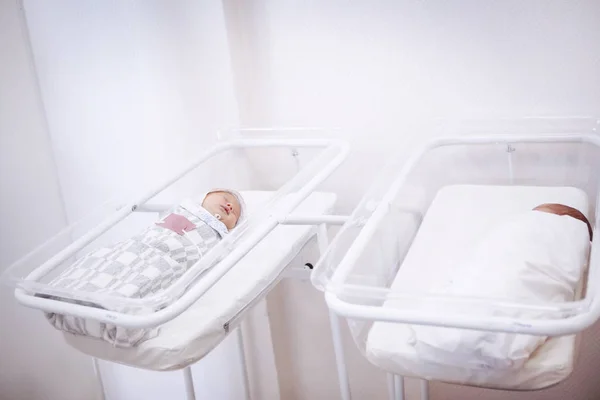 Neonato bambina nel letto d'ospedale — Foto Stock