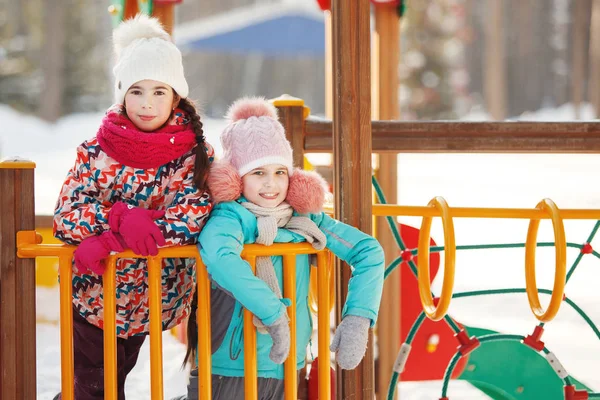 Két kislány a téli parkban játszanak — Stock Fotó