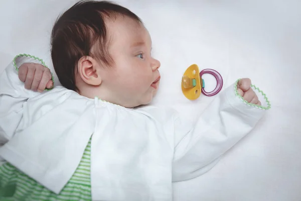 Lindo bebé con chupete —  Fotos de Stock