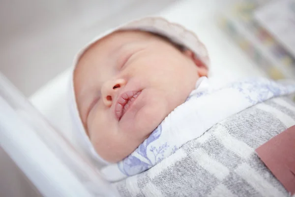 रुग्णालयात बेडमध्ये नवजात बाळ मुलगी — स्टॉक फोटो, इमेज