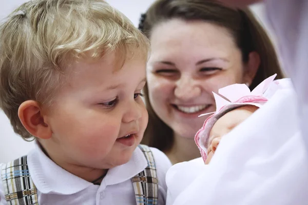 Madre sorridente e guardando il figlio e la figlia — Foto Stock