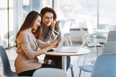 Ofiste çalışan iki iş kadınlar