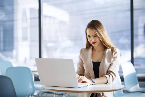 Zakenvrouw in het bureau zitten en werken met laptop — Stockfoto