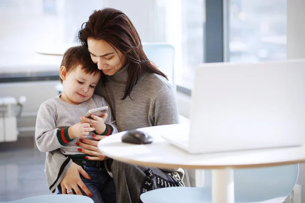 Femme d'affaires avec un enfant au bureau — Photo