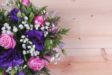 Ahşap arka plan üzerinde çiçekler. Uzay copi