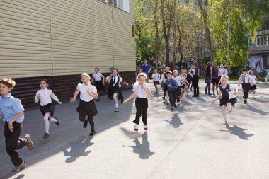 Etrafta koşturup yaz aylarında Rusya sokakta çocuklar