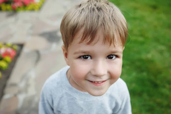 Portret piękne chłopca z bliska w parku. — Zdjęcie stockowe
