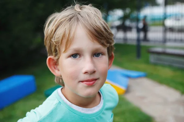 Retrato de un hermoso niño de cerca en el Parque . — Foto de Stock