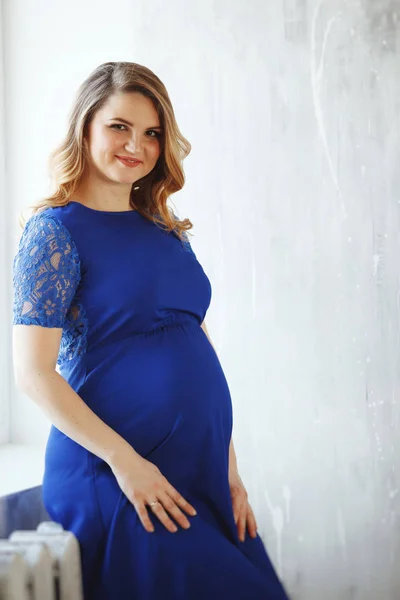 Lykkelig, gravid kvinne i studio . – stockfoto