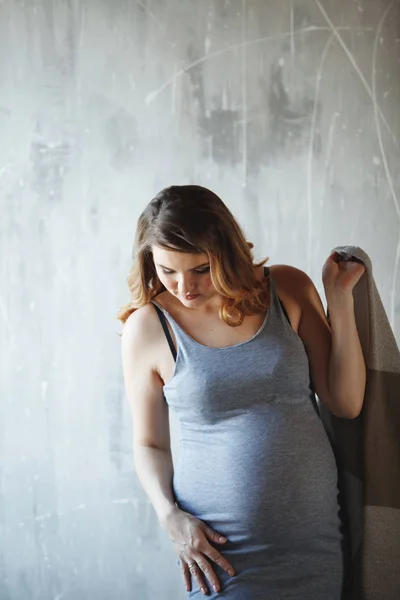 Mulher grávida feliz no estúdio . — Fotografia de Stock
