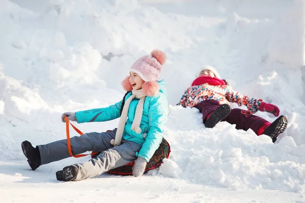 Happy little Girls deslizando tubería de nieve —  Fotos de Stock