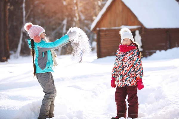 Deux petites filles jouent dans le parc d'hiver — Photo