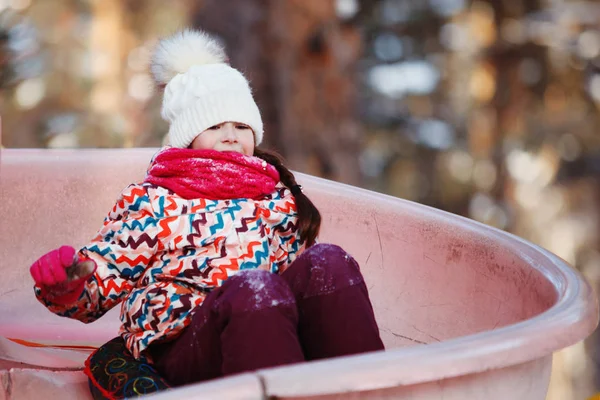 Gelukkig schattig klein meisje dia's in de winter — Stockfoto