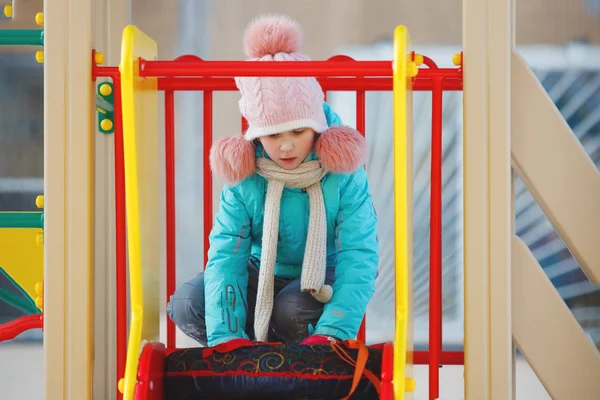 Felice simpatica bambina scivola in inverno — Foto Stock