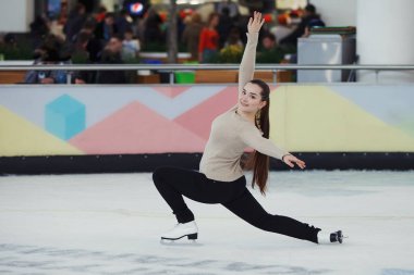 Sevimli kız Artistik Patinaj spor salonu