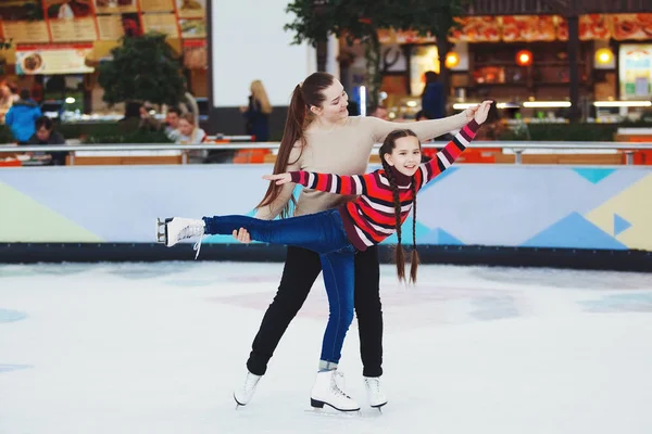 Menina adolescente bonito aprende a patinar — Fotografia de Stock