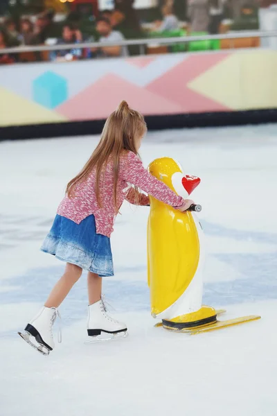 La fille apprend à rouler sur la glace avec un mannequin — Photo