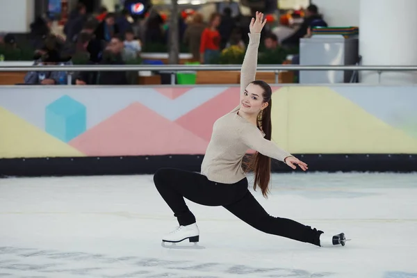 Mignon fille patinage artistique à l'arène de sport — Photo
