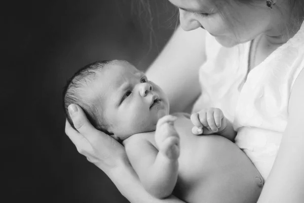 Wanita cantik menggendong bayi yang baru lahir dalam pelukannya — Stok Foto
